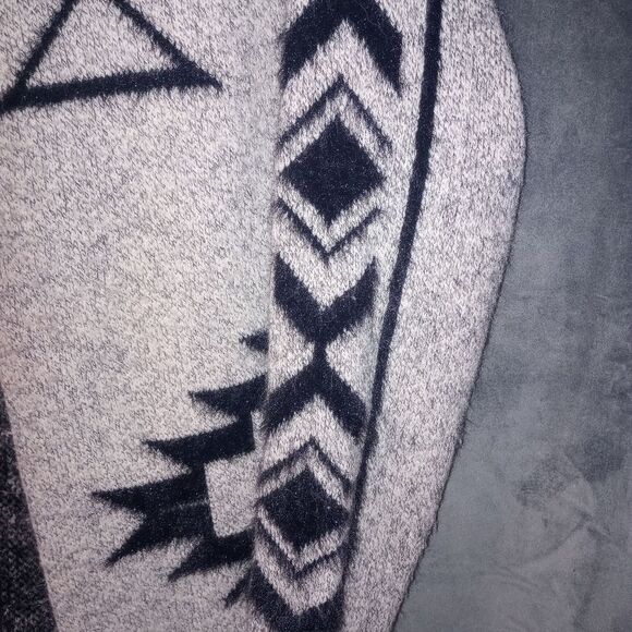 Renjo Aztec Print Soft Wool Blend Duster Sweater Size Medium EUC P2P 21 in - Picture 2 of 8